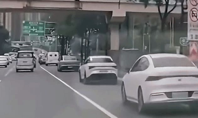 Ôtô cháy trụi sau va chạm liên hoàn