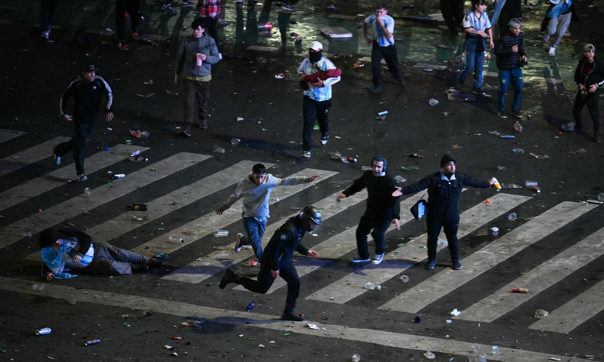CĐV Argentina đụng độ cảnh sát sau thất bại World Cup