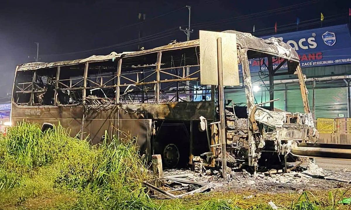 Hiện trường xe giường nằm cháy làm 7 người chết