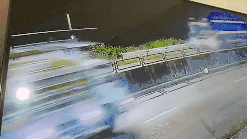Khoảnh khắc xe giường nằm tông lan can, phát nổ ở Đồng Nai