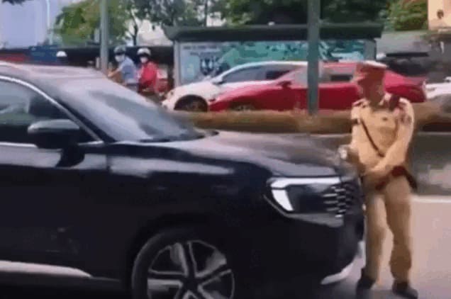 Tài xế lái xe ủn CSGT rồi bỏ chạy