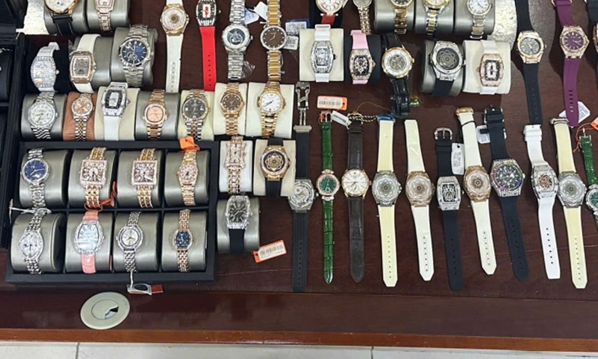 Chủ shop 'Luxury Watch' bị bắt vì bán gần 100 đồng hồ hàng hiệu giả
