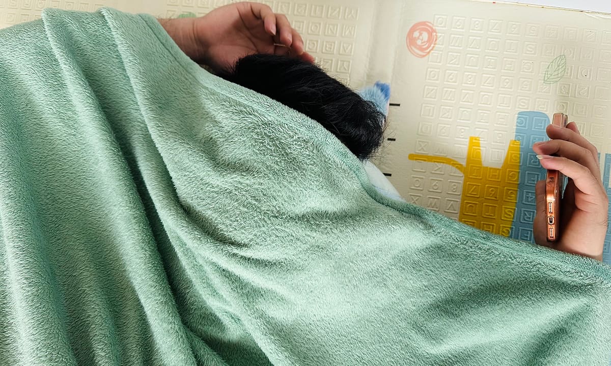 Có nên trùm chăn kín đầu khi ngủ?