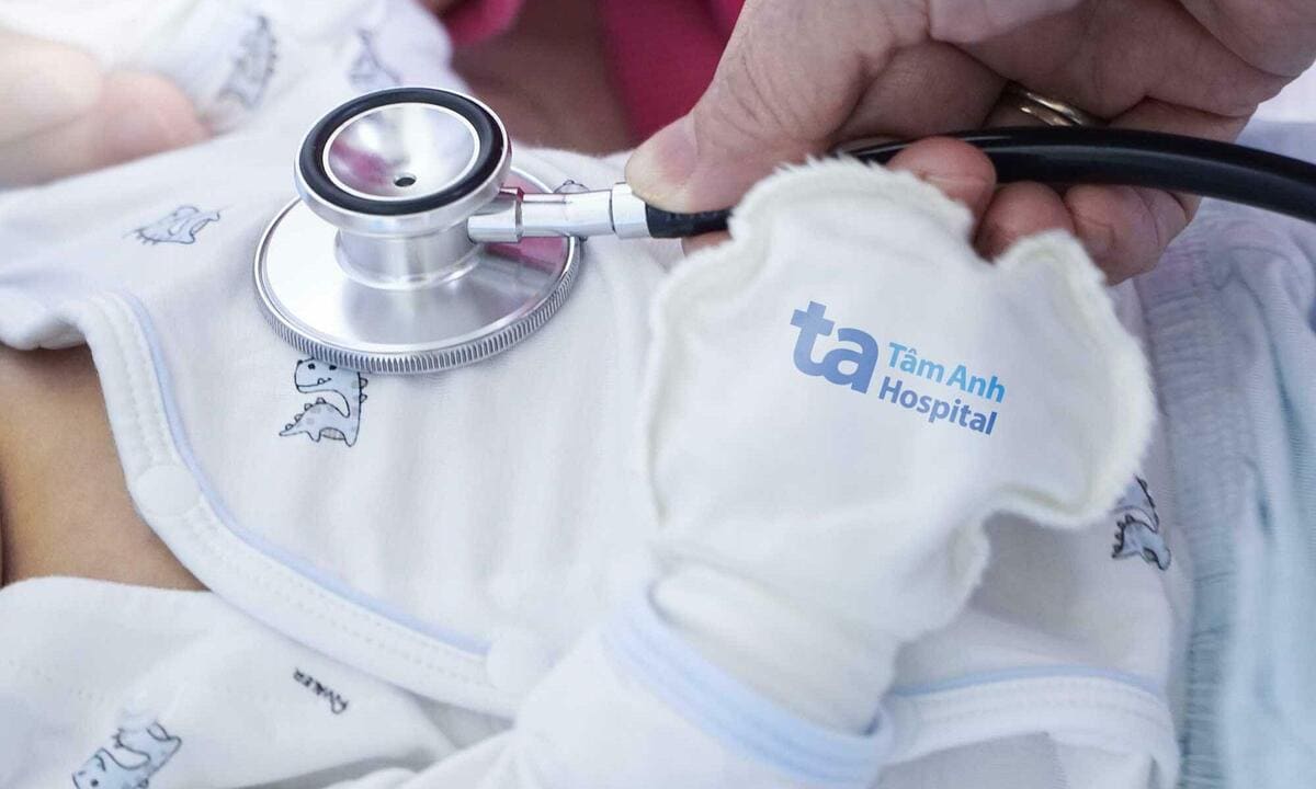 Bé sơ sinh nhiễm trùng rốn biến chứng viêm màng não