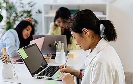 Đi trễ bị trừ 10% phụ cấp nhưng làm thêm 6 tiếng không được đồng nào