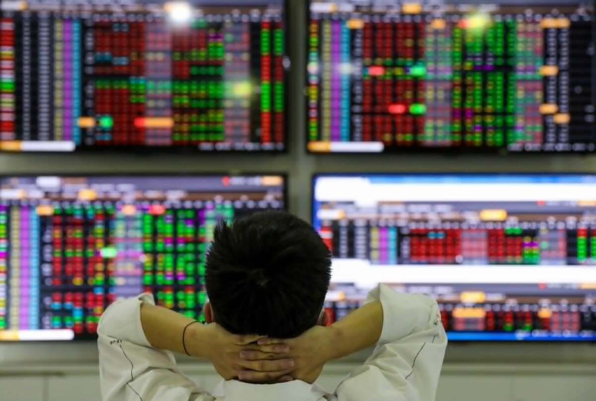 VN-Index thủng mốc 1.700 điểm