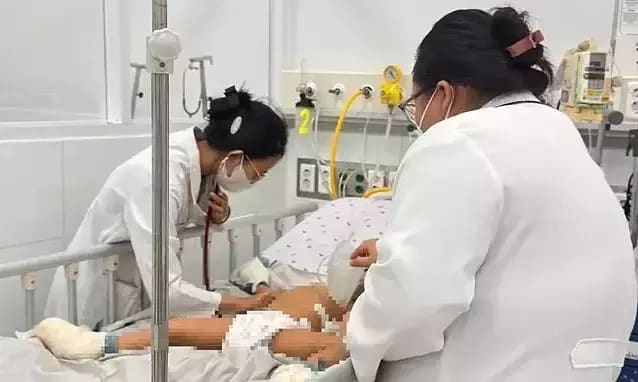 Hai anh em được bố mẹ cứu khỏi xe khách cháy qua cơn nguy kịch