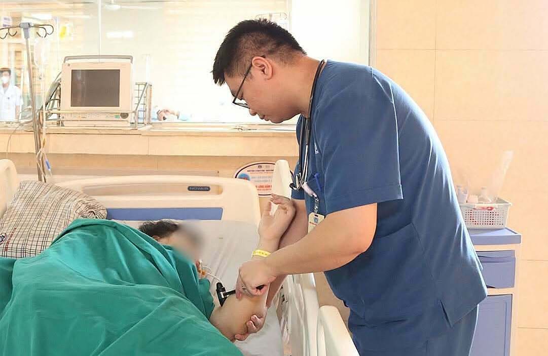 15-летний мальчик поглаживает мозг в туалете