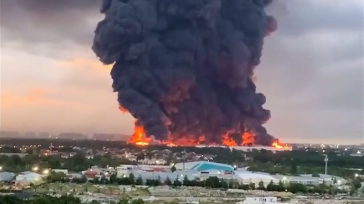 Черный дым вздымается на российском складе после украинского авиаудара