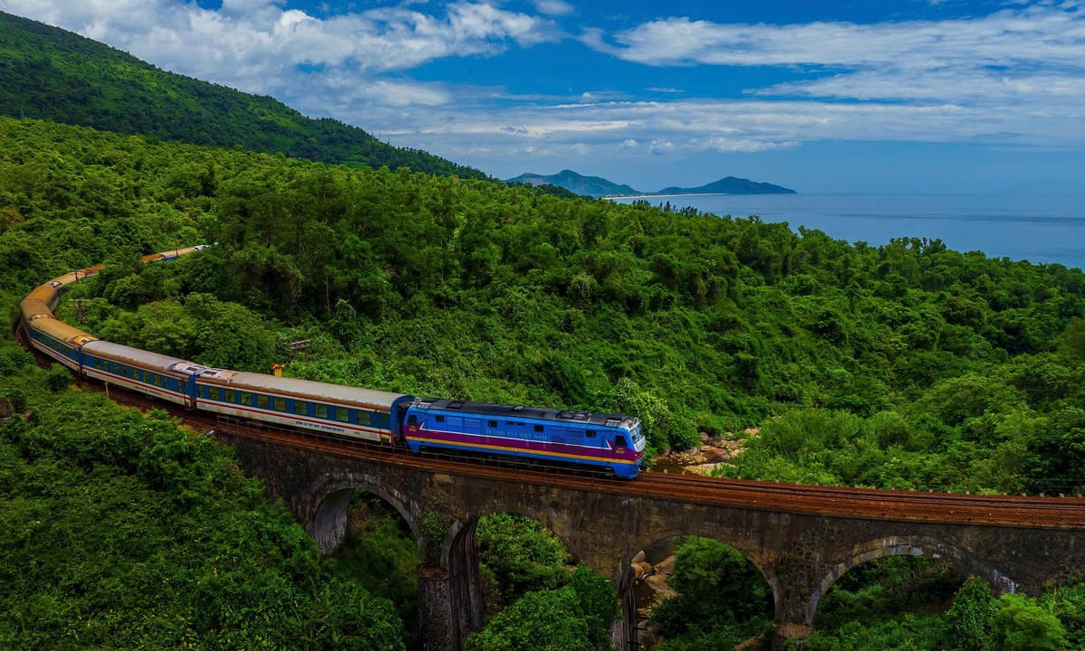 Tàu xuyên núi trên cung đường đẹp nhất Việt Nam