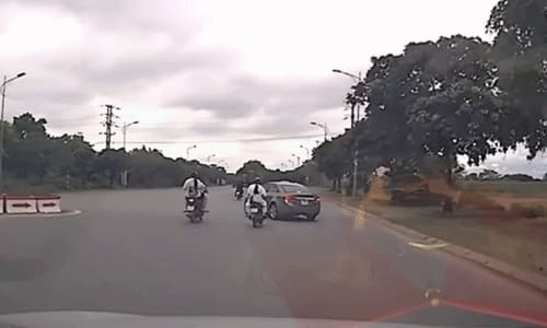 Ôtô chuyển hướng hất bay hai cô gái đi xe máy