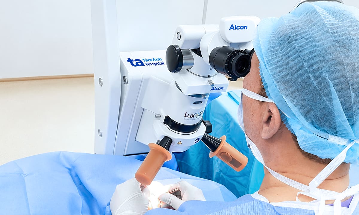 Phẫu thuật chữa lác mắt bẩm sinh cho thiếu niên
