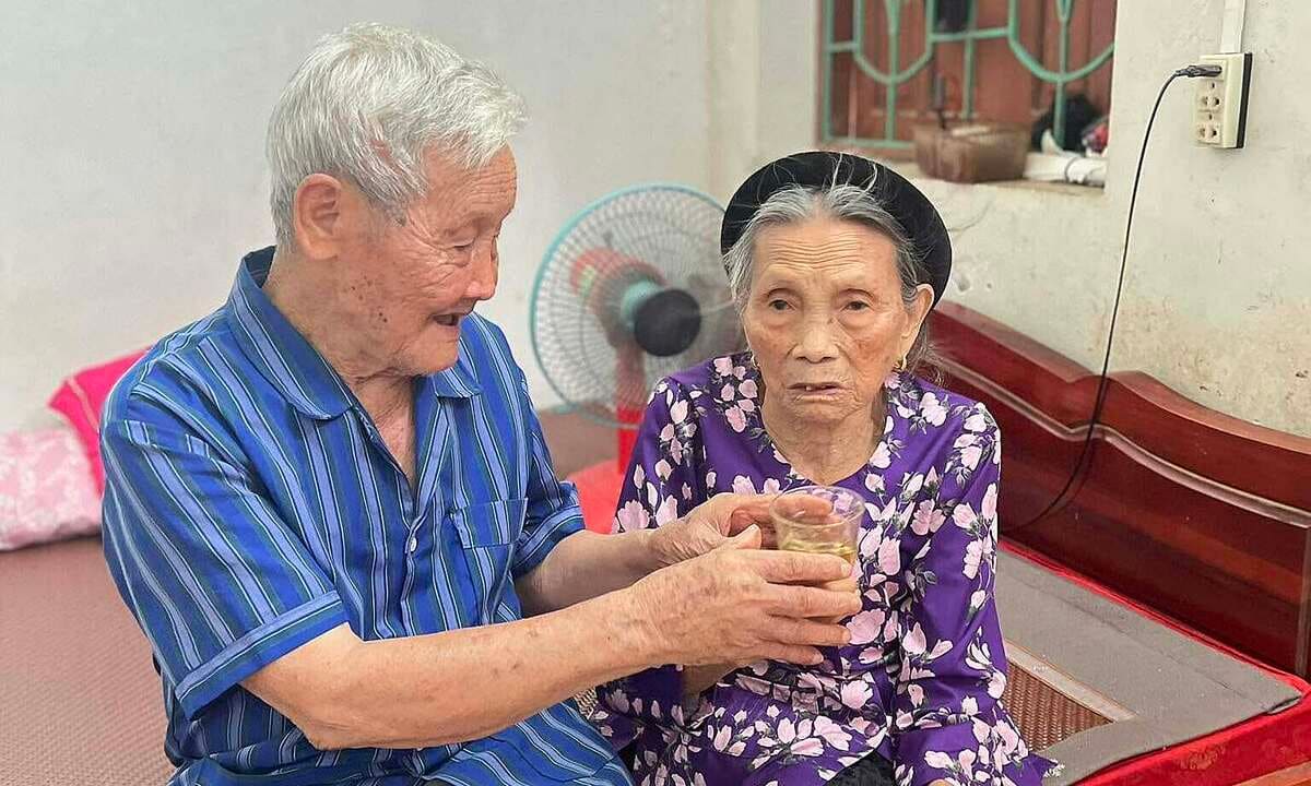Hạnh phúc của cụ ông 100 tuổi tự tay chăm vợ