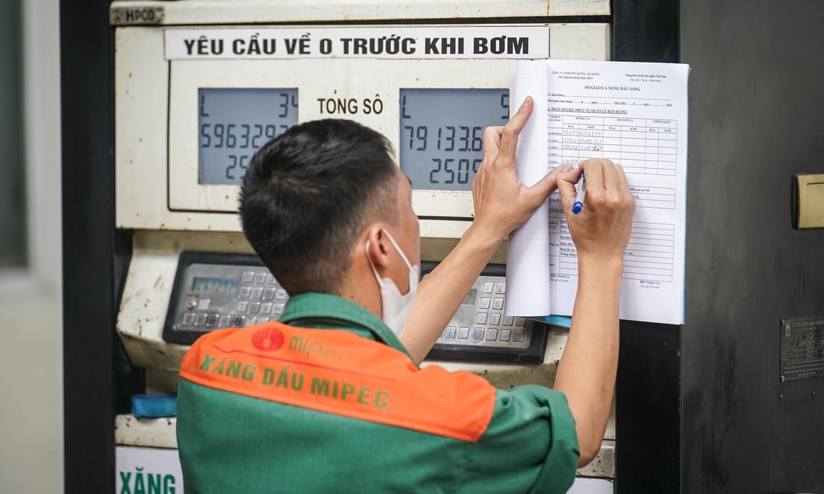 Giá xăng E10 RON 95-III tăng gần 900 đồng một lít
