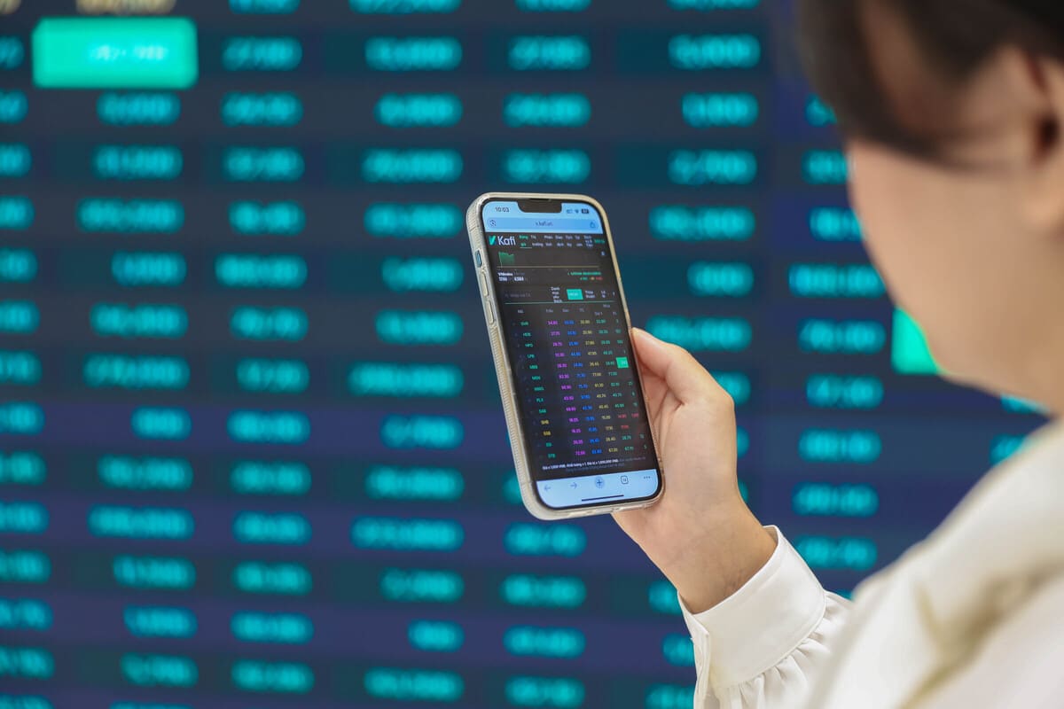 Nên 'bắt đáy' hay tranh thủ cắt lỗ chứng khoán?