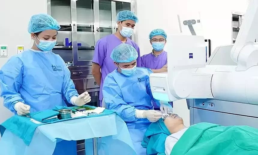 Vì sao không nên dụi mắt sau phẫu thuật xóa cận?