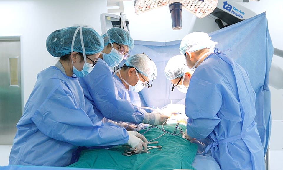 Can thiệp hai túi phình động mạch cho người đàn ông