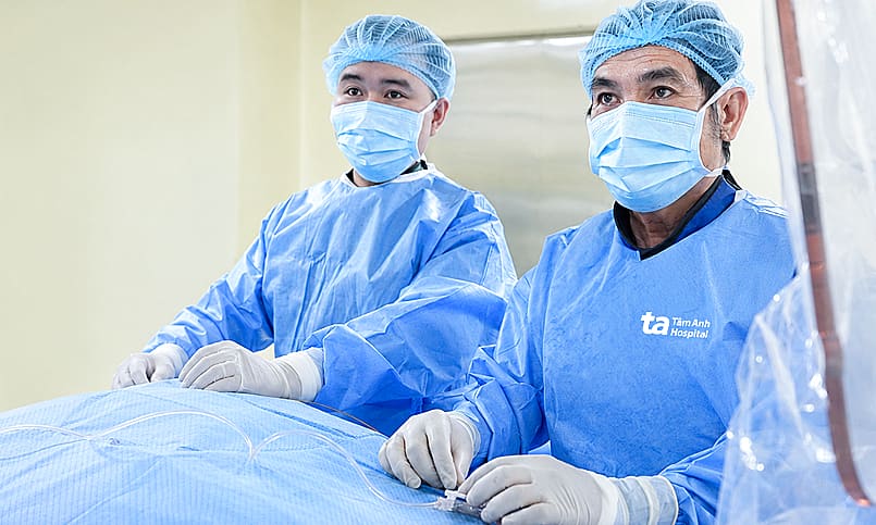 Về Việt Nam phẫu thuật u máu gan