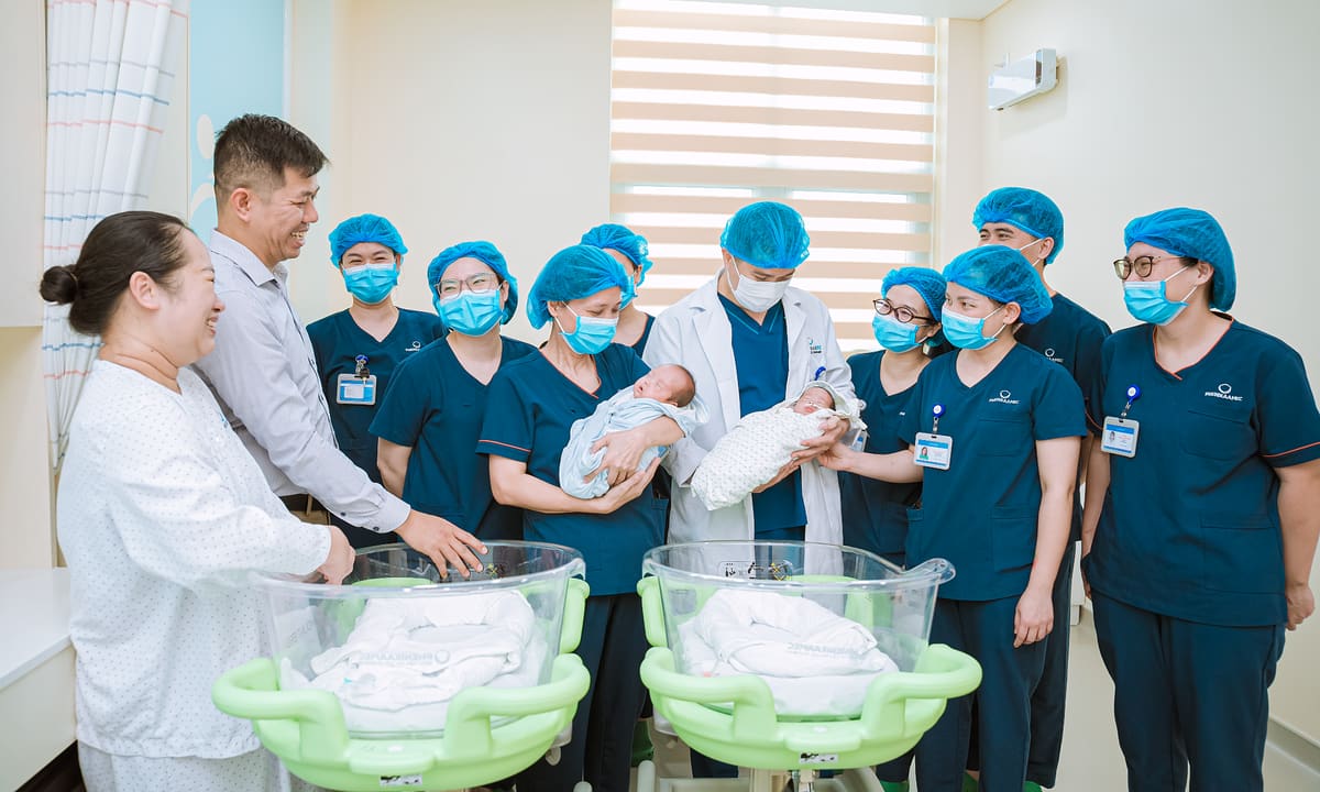 Cặp sinh non 27 tuần khỏe mạnh nhờ hệ thống hồi sức tại PhenikaaMec