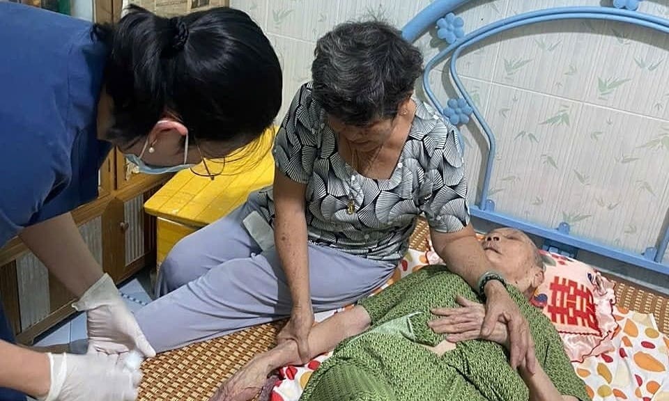 Hơn 1.000 người dân TP HCM được khám sức khỏe định kỳ miễn phí tại nhà