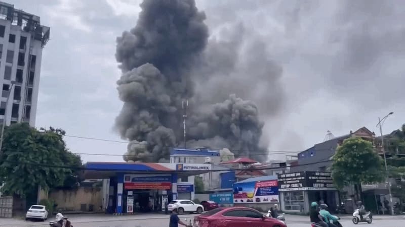 Дым, поднимающийся из стеклянной мастерской, загорелся посреди жилого района