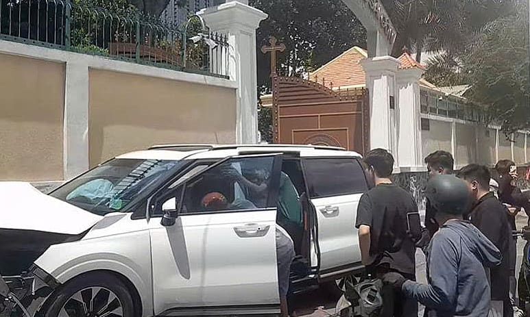 Две машины врезались в стену Великой семинарии Сайгона