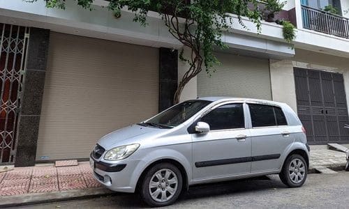 Bức xúc với nạn ôtô đỗ chặn cửa nhà
