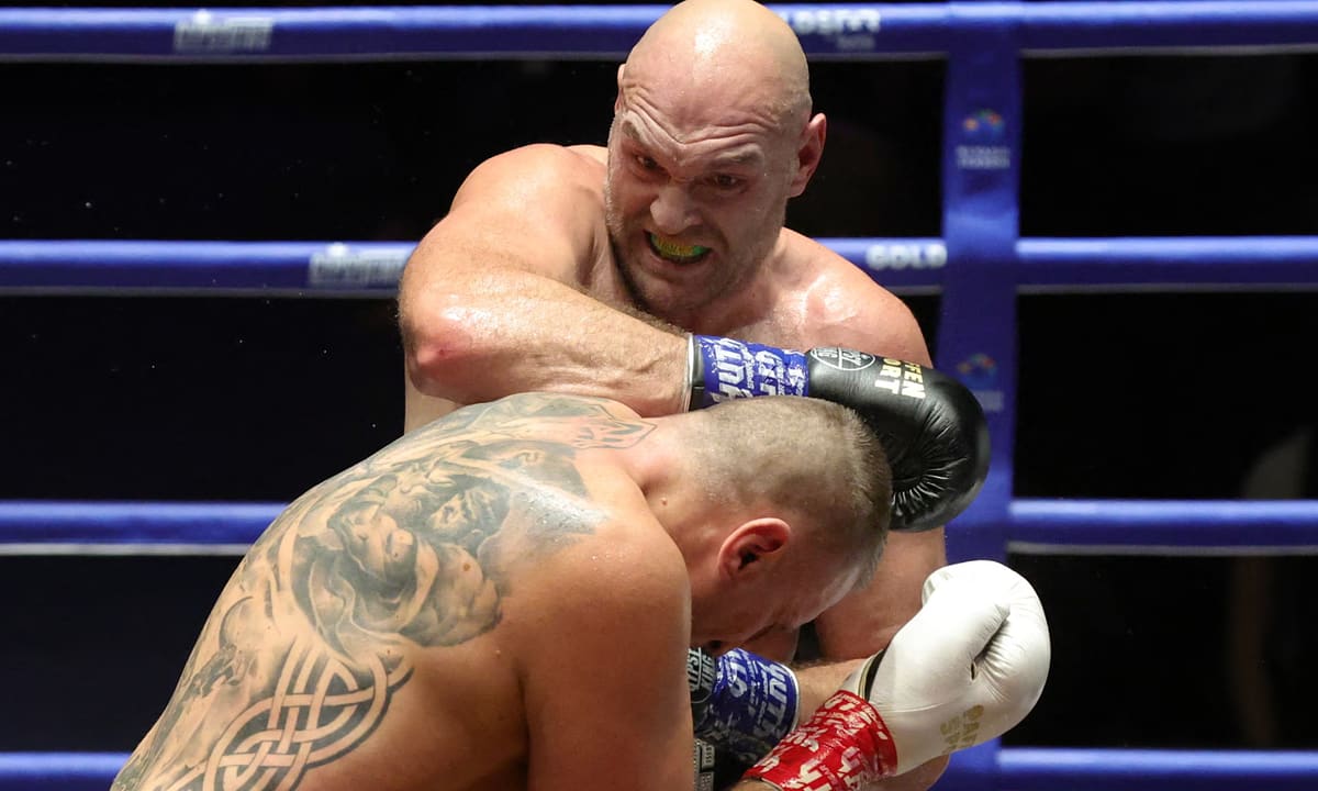 Tyson Fury hôn đối thủ trong trận thắng knock-out