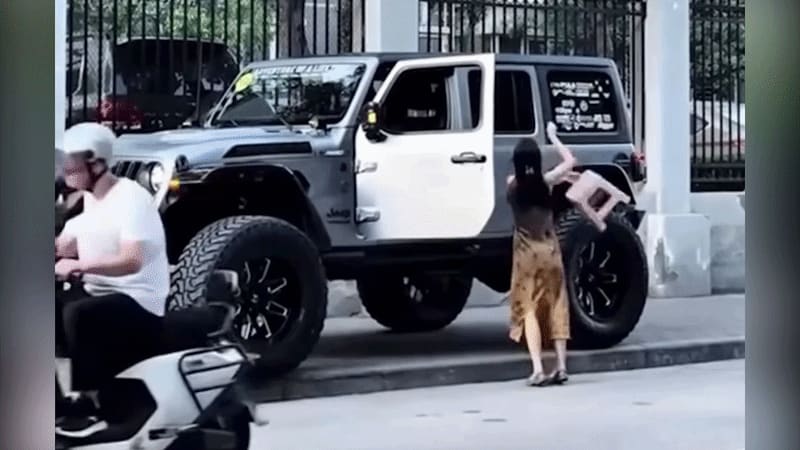 Ôtô quá cao, cô gái dùng ghế nhựa làm 'cầu thang' lên xe