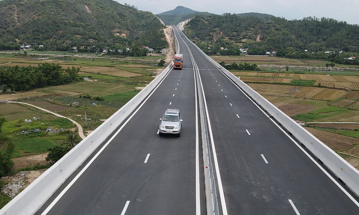 Hiểu đúng lý giải của CSGT về sử dụng làn trái cao tốc