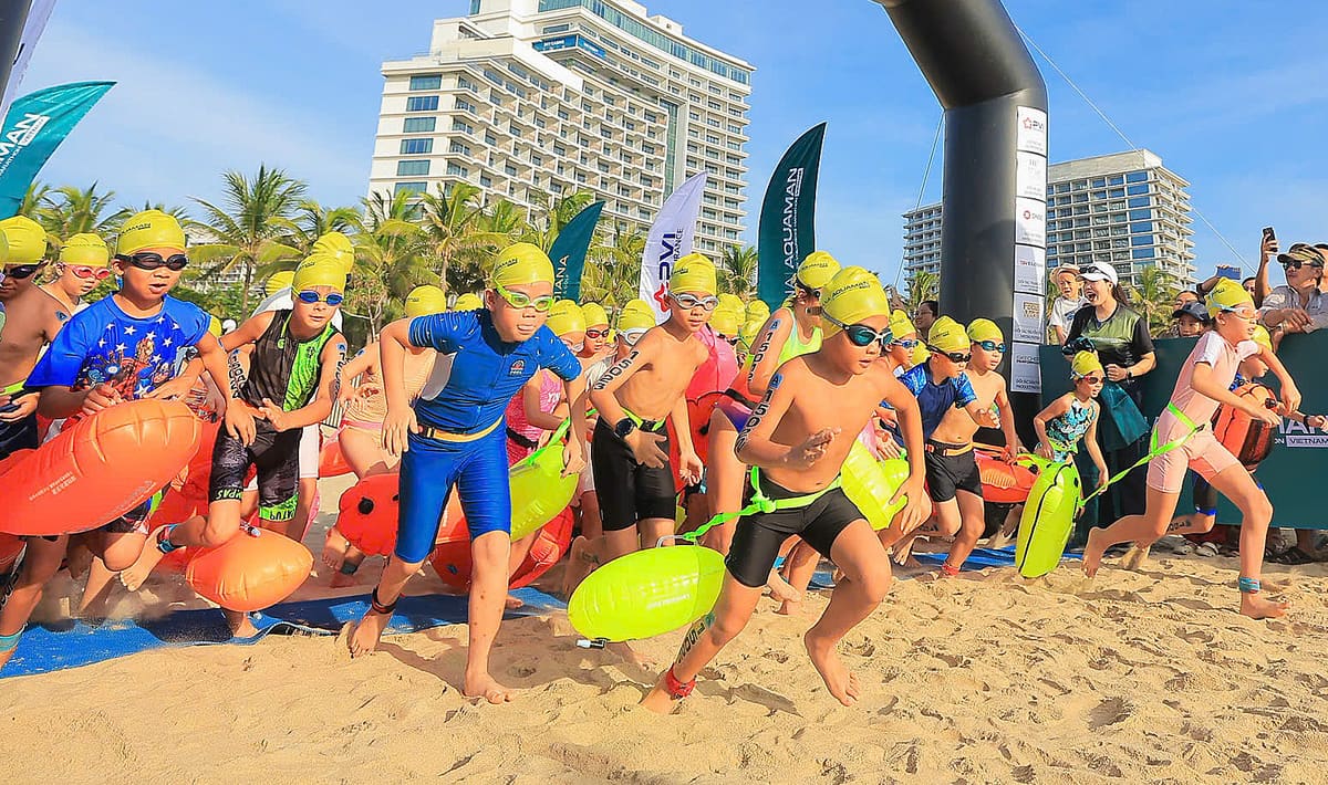 Runner nhí chinh phục đường đua bơi - chạy bên biển Hội An