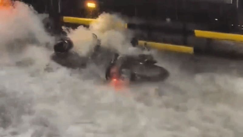 Вода захлестнула мотоцикл под автомобилем.