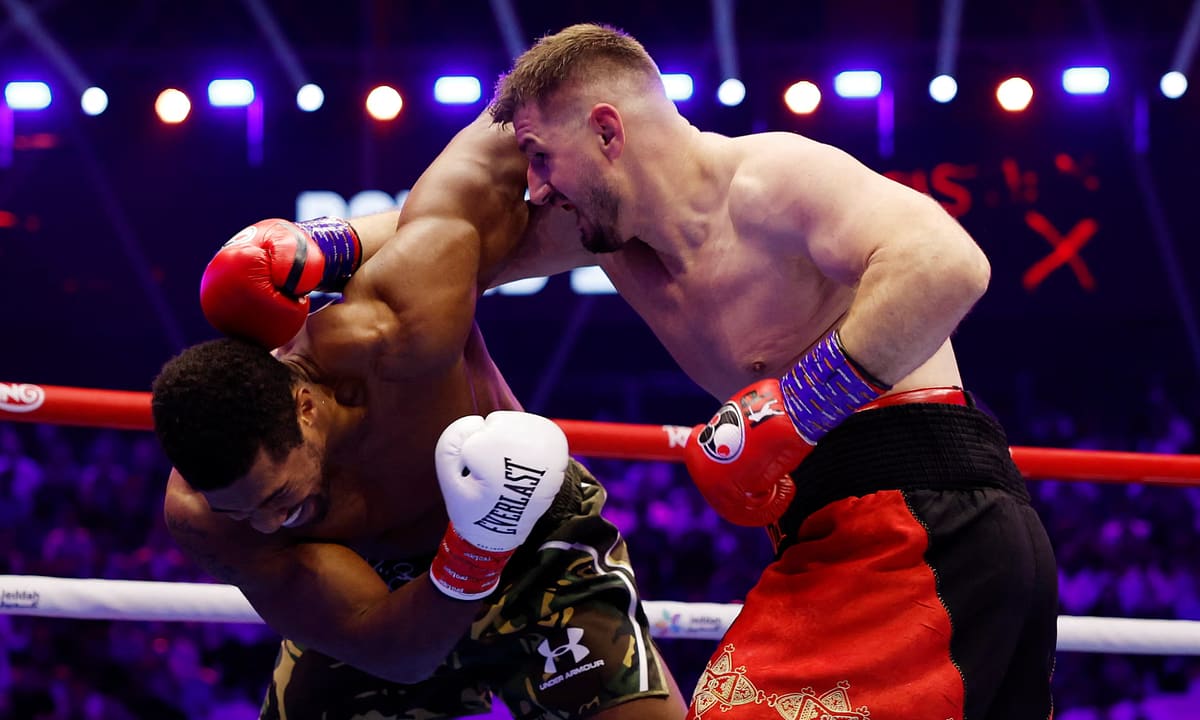 Joshua bị đánh ngã sau 20 giây vẫn thắng knock-out