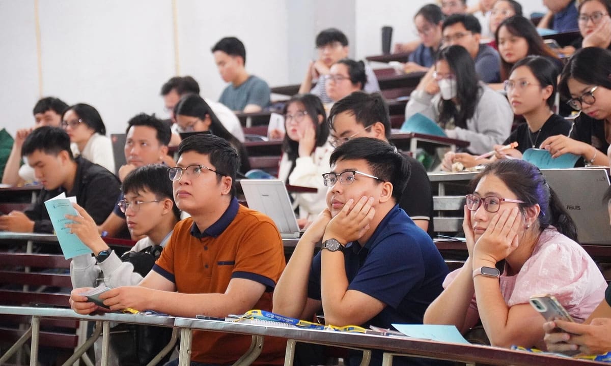 Nghiên cứu sinh tiến sĩ có thể bị cấm 'vừa học, vừa làm'