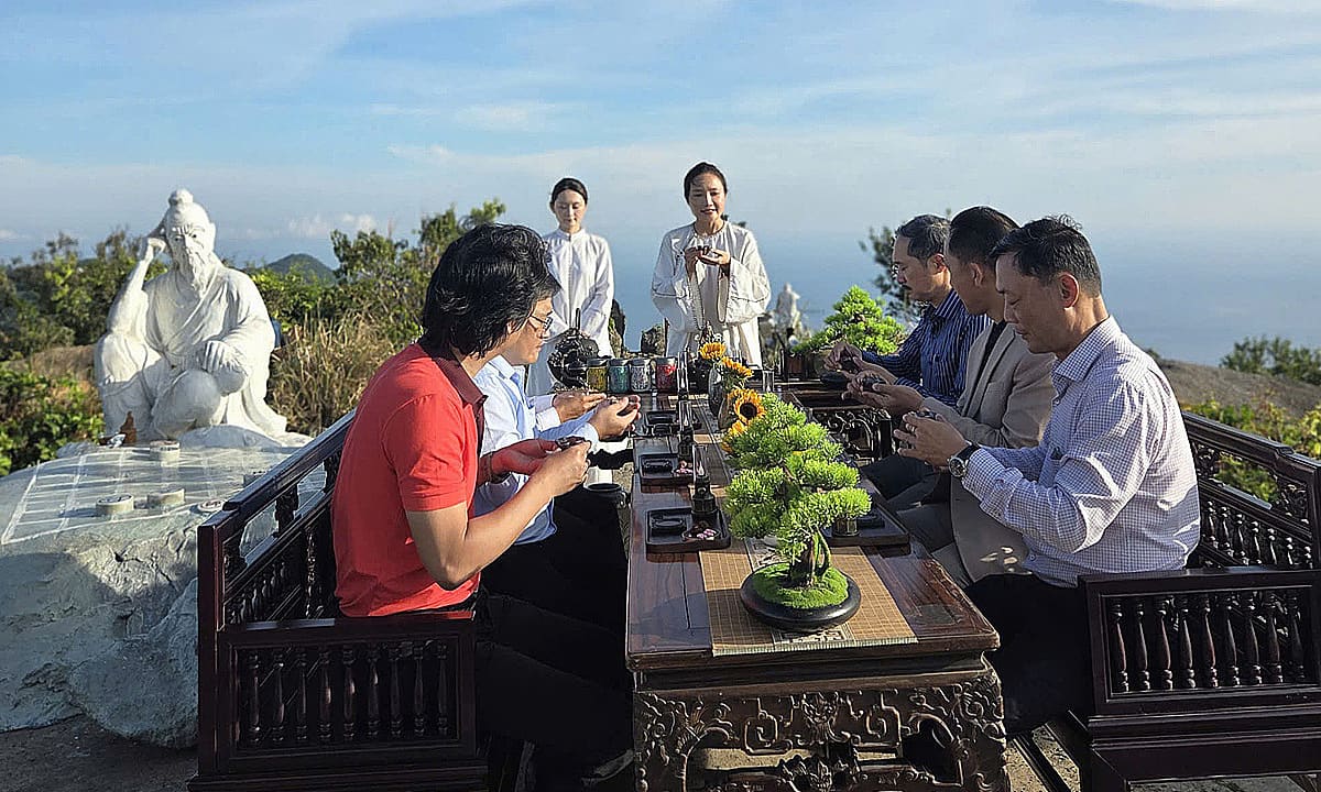 Ra mắt tour thưởng trà trên đỉnh Bàn Cờ như tỷ phú Bill Gates