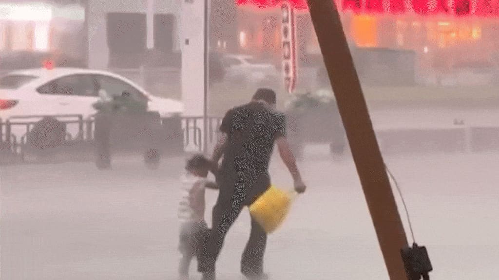 Gió bão Noul quật ngã người đi đường ở Trung Quốc