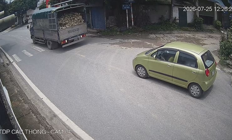 Tài xế lùi xe như chốn không người, đâm vào xe phía sau