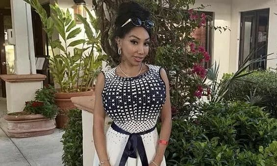 Cô gái cắt 6 xương sườn để có vòng eo búp bê Barbie