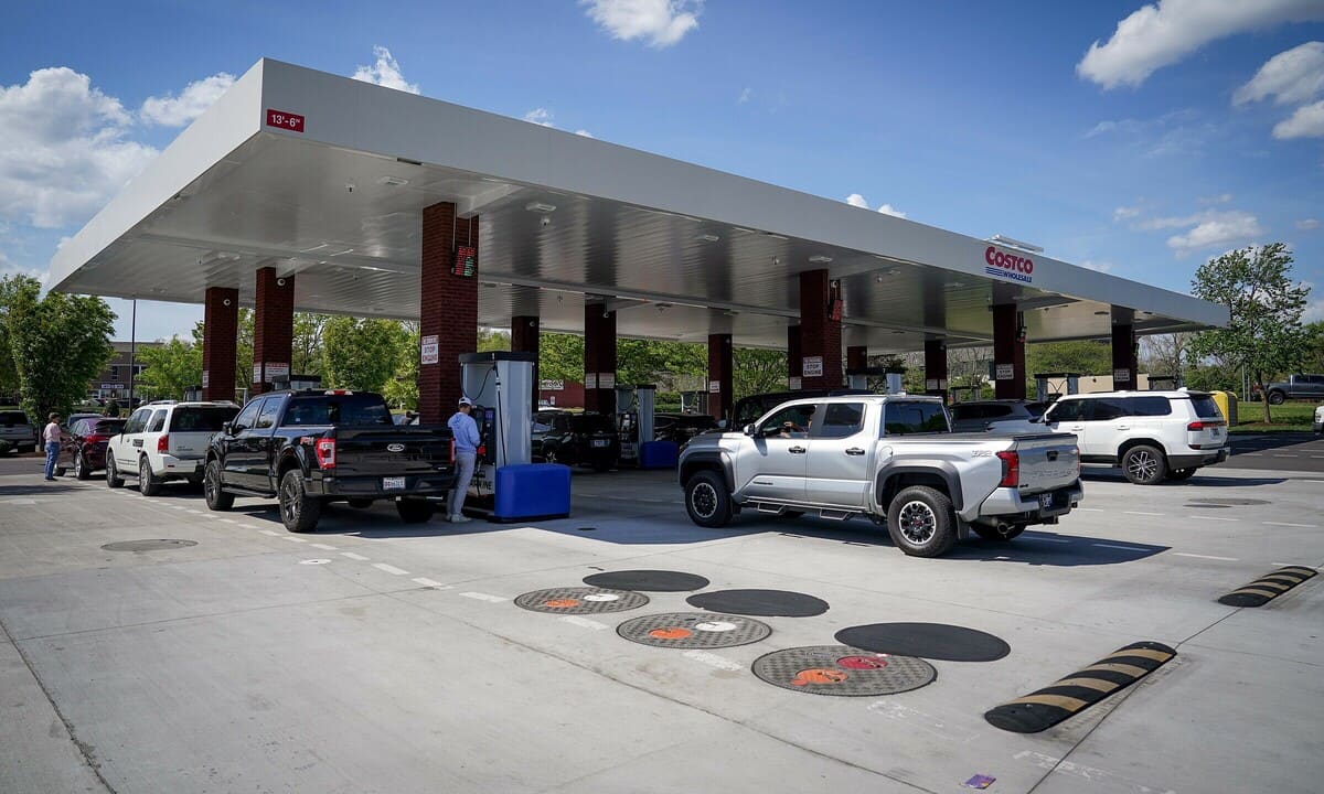 Почему Costco продает дешевый бензин в США