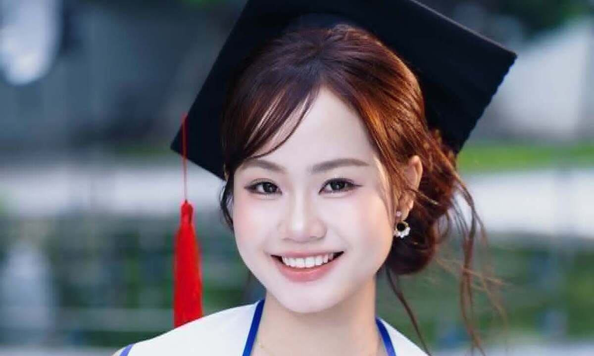 Từ cô gái bán đồ cũ đến thủ khoa điểm tuyệt đối