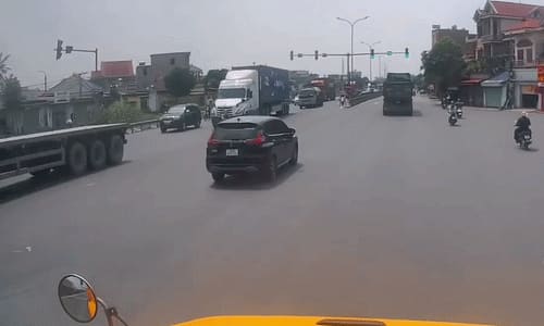 Coi đường phố như đường đua, nam thanh niên 'úp cua' vào đầu ôtô