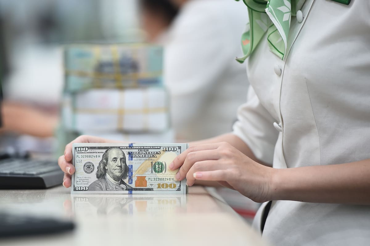 Giá USD tăng vọt