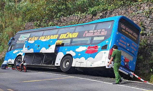 Xe khách chở 21 người tông vách núi trên đèo Khánh Lê