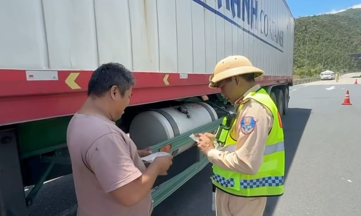 Tài xế bị phạt vì lái xe quá 13 phút so với quy định