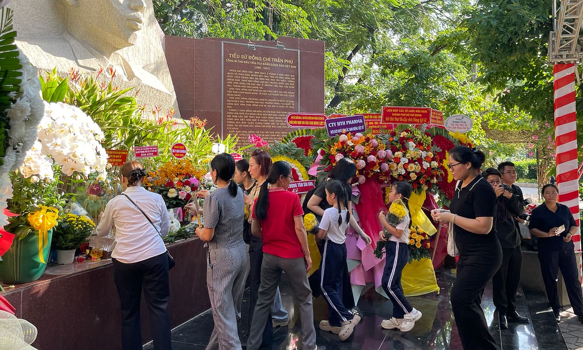 Hàng trăm người đến viếng liệt sĩ ở công viên Lê Thị Riêng