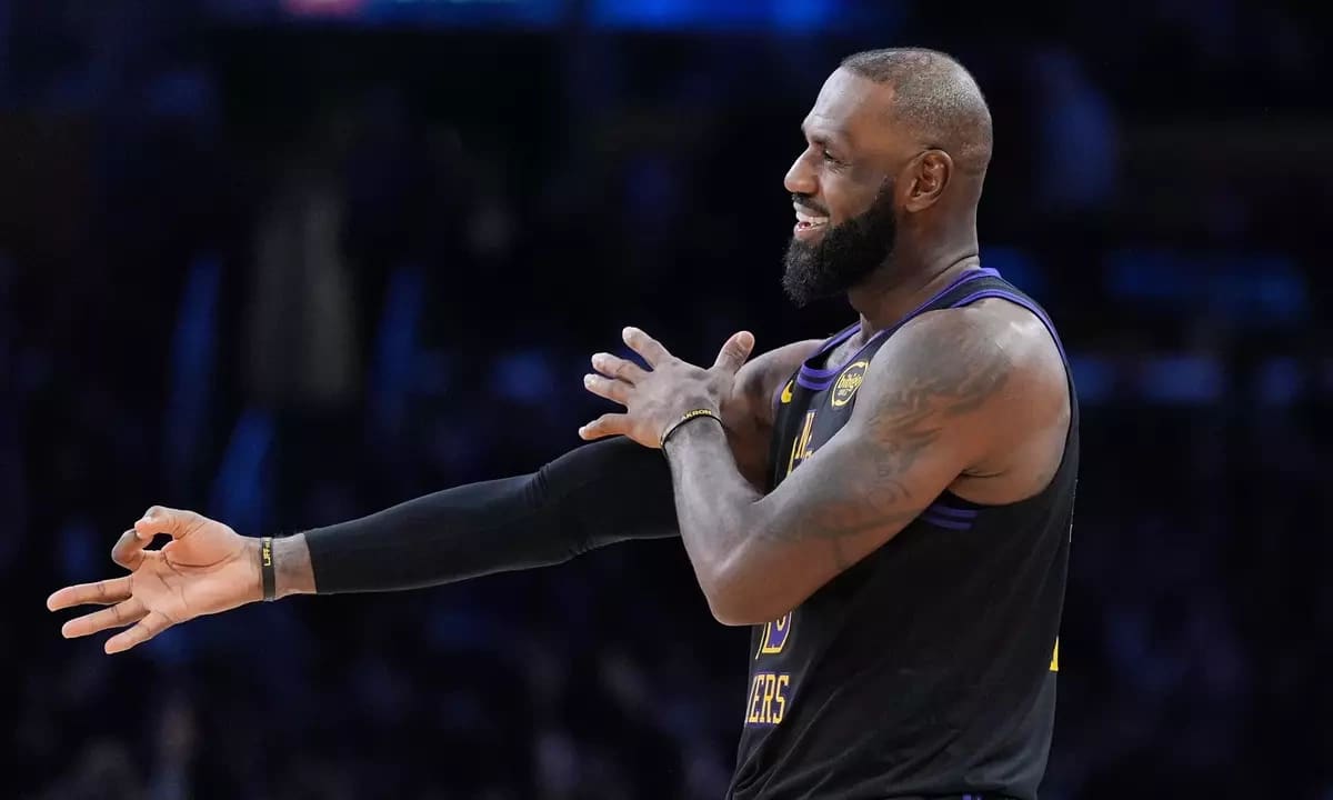 LeBron James giảm gần 93% lương