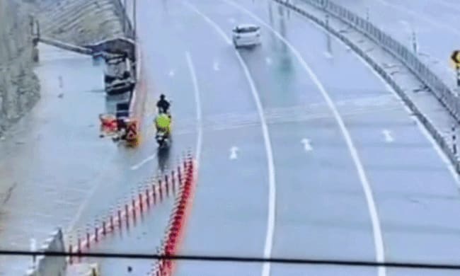 Xe khách lật ngửa trên đường trơn