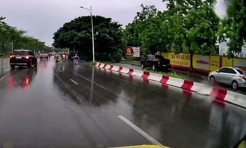 Xe máy đâm vào đuôi ôtô rẽ phải: ai sai?