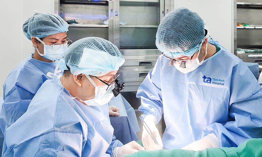 Bị hươu húc chấn thương tắc động mạch cánh tay