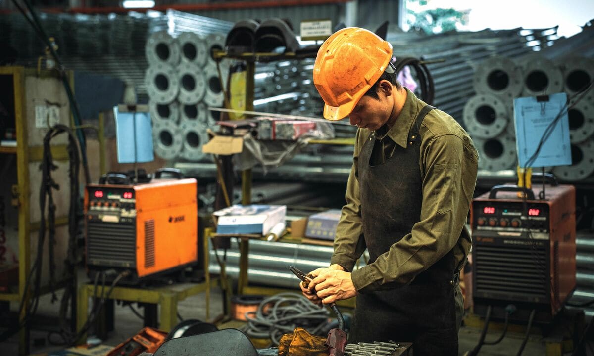 Bốn cử nhân đại học Bách Khoa làm thợ bảo dưỡng máy